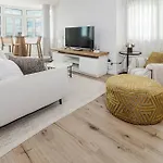 Eb4a - Frontline Apartment *